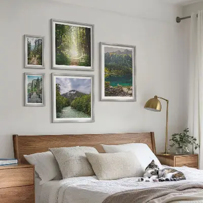 Billedsæt over sofa med motiver af bjerglandskaber og skovstier