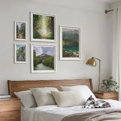 Billedsæt over sofa med motiver af bjerglandskaber og skovstier