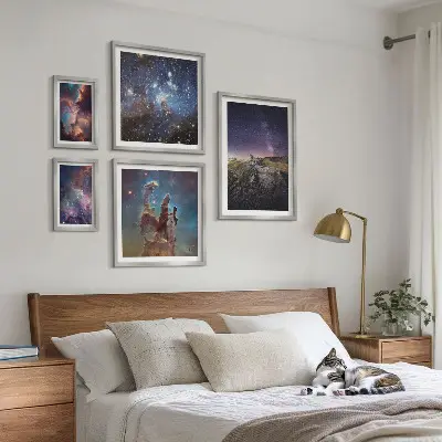 Billedsæt over sofa med motiv af kosmiske galakselandskaber