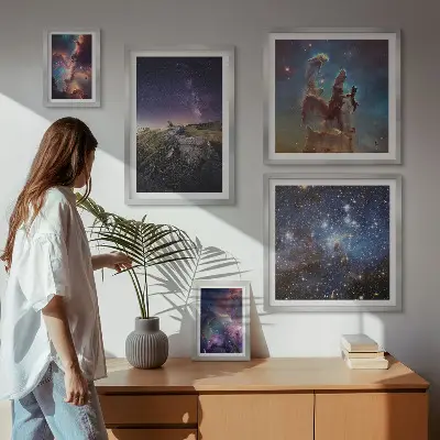 Billedsæt over sofa med motiv af kosmiske galakselandskaber