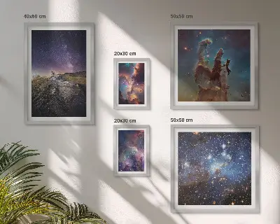 Billedsæt over sofa med motiv af kosmiske galakselandskaber