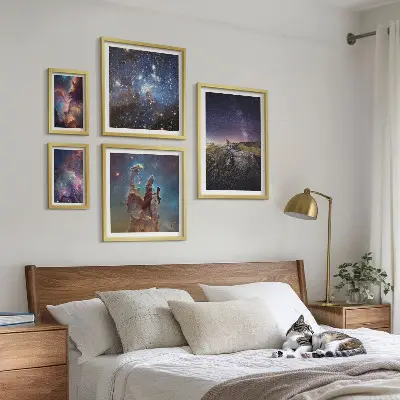 Billedsæt over sofa med motiv af kosmiske galakselandskaber