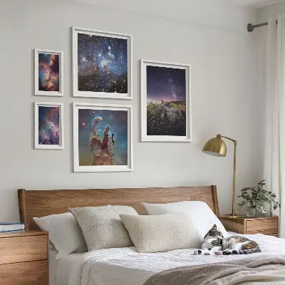 Billedsæt over sofa med motiv af kosmiske galakselandskaber