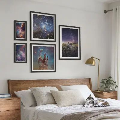 Billedsæt over sofa med motiv af kosmiske galakselandskaber