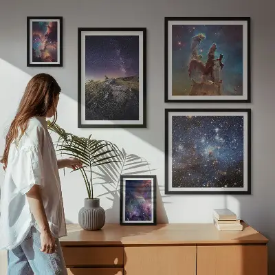 Billedsæt over sofa med motiv af kosmiske galakselandskaber