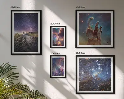 Billedsæt over sofa med motiv af kosmiske galakselandskaber