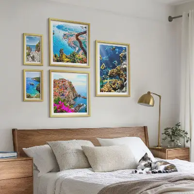 Billedkomposition til væg med motiver af kystlandskaber, fisk og strande