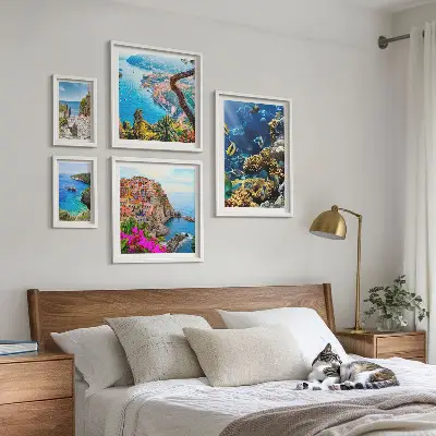 Billedkomposition til væg med motiver af kystlandskaber, fisk og strande