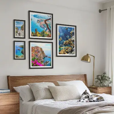 Billedkomposition til væg med motiver af kystlandskaber, fisk og strande
