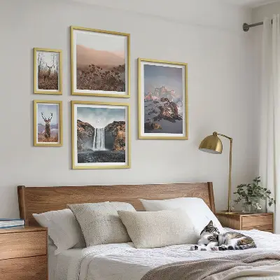 Billedsæt over sofa med bjerglandskaber og vilde dyr