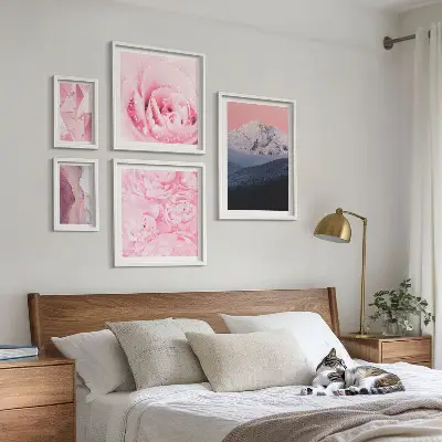 Billedsæt med lyserøde landskaber moderne blomstermotiver til ophæng over sofa