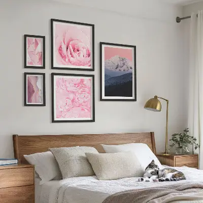 Billedsæt med lyserøde landskaber moderne blomstermotiver til ophæng over sofa