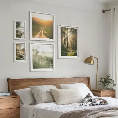 Billedsæt med skovlandskaber motiver af skov og vand til ophængning over sofaen