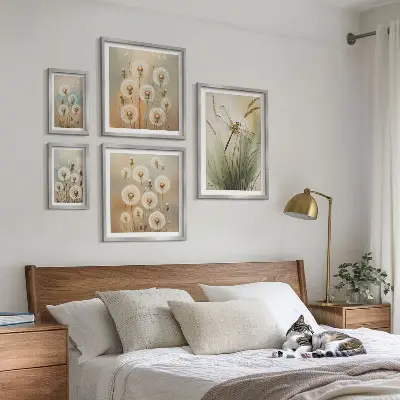Billedkomposition til væg med blomstermotiver af guldsmede og mælkebøtter