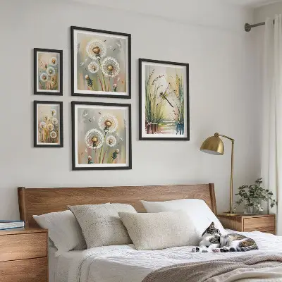 Billedsæt over sofa med blomster og guldsmede i naturstil