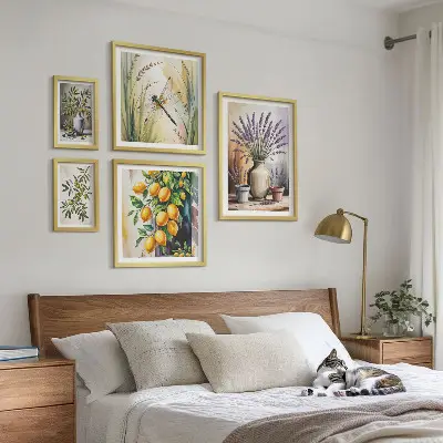 Billedkomposition til væg med motiv af blomster, citroner og oliven i rustik stil