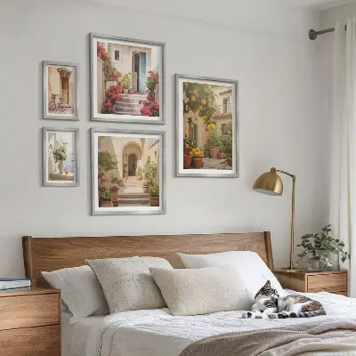 Billedsæt til væg over sofa med motiver af gader, blomster og citrusfrugter fra Provence