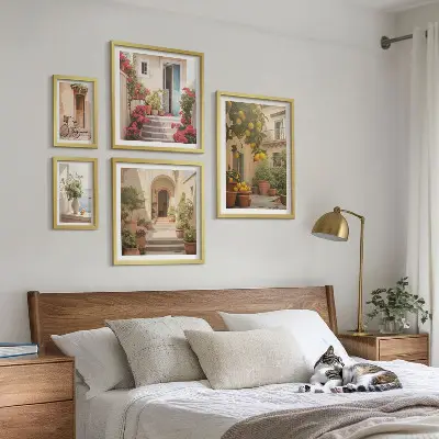 Billedsæt til væg over sofa med motiver af gader, blomster og citrusfrugter fra Provence