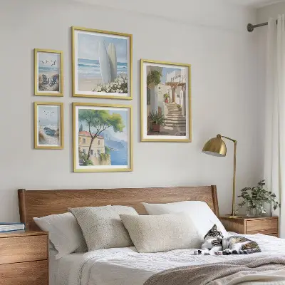 Billedsæt over sofa med flot udsigt over havet