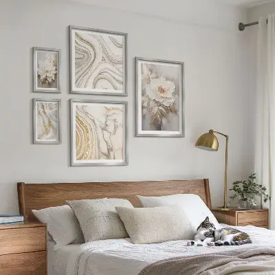 Billedsæt til væg over sofa abstrakte blomstermotiver med et elegant udtryk