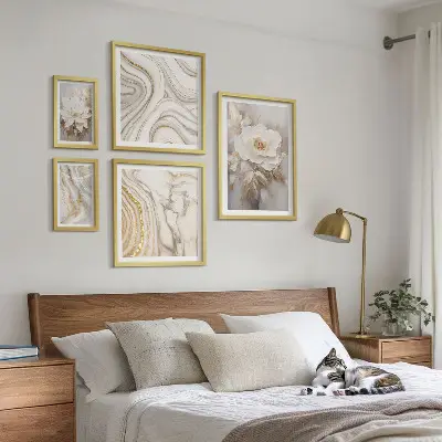 Billedsæt til væg over sofa abstrakte blomstermotiver med et elegant udtryk
