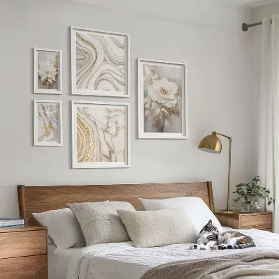 Billedsæt til væg over sofa abstrakte blomstermotiver med et elegant udtryk