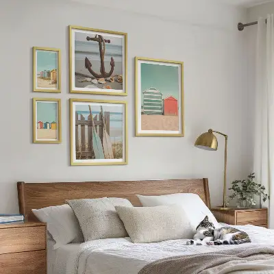 Billedsæt over sofa med motiv af stilfulde strandhuse ved havet