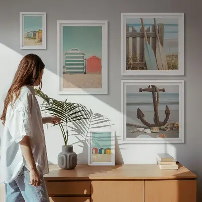 Billedsæt over sofa med motiv af stilfulde strandhuse ved havet