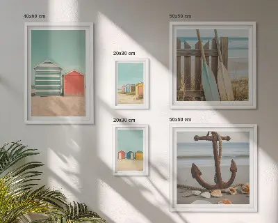 Billedsæt over sofa med motiv af stilfulde strandhuse ved havet
