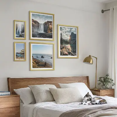 Billedsæt over sofa med landskaber af vandfald og strande
