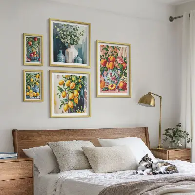 Billedsæt over sofa med frugtagtige blomsterkompositioner