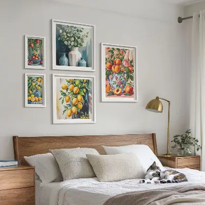 Billedsæt over sofa med frugtagtige blomsterkompositioner