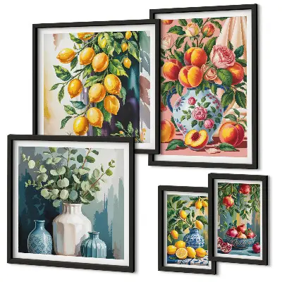 Billedsæt over sofa med frugtagtige blomsterkompositioner