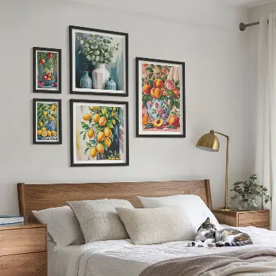 Billedsæt over sofa med frugtagtige blomsterkompositioner