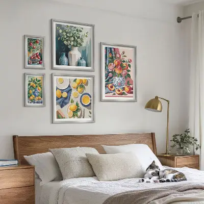 Billedsæt med blomster- og frugtkompositioner til ophængning over sofaen