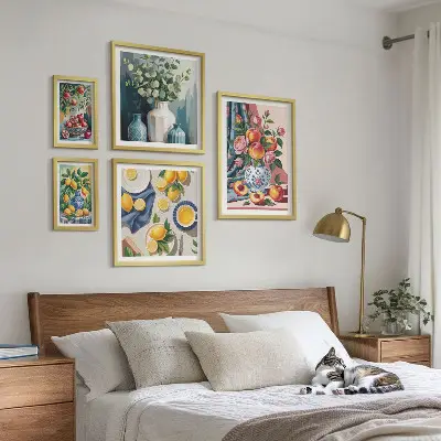 Billedsæt med blomster- og frugtkompositioner til ophængning over sofaen