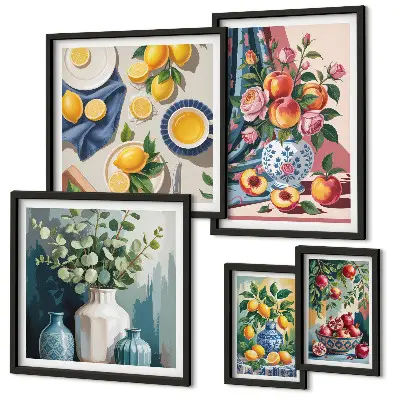 Billedsæt med blomster- og frugtkompositioner til ophængning over sofaen