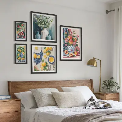 Billedsæt med blomster- og frugtkompositioner til ophængning over sofaen