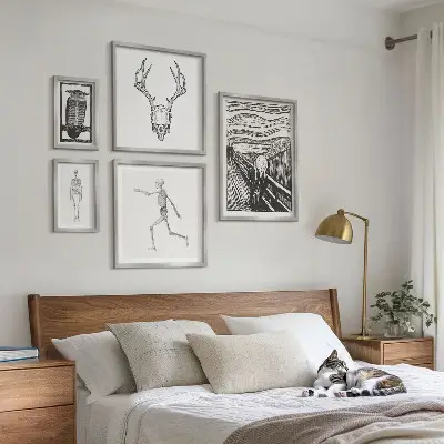Surrealistisk kunst med mand i naturen billedsæt over sofaen