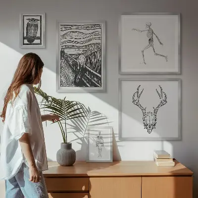 Surrealistisk kunst med mand i naturen billedsæt over sofaen