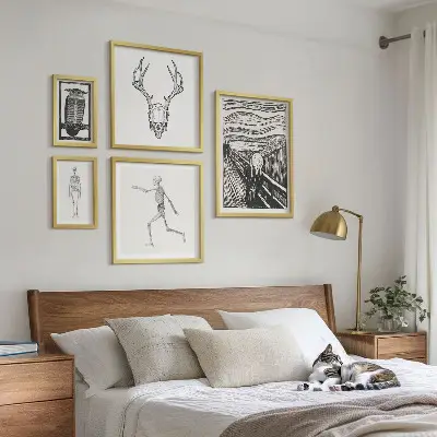 Surrealistisk kunst med mand i naturen billedsæt over sofaen