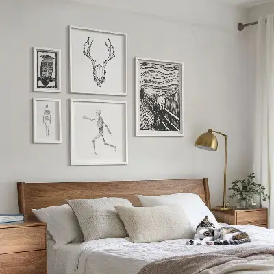Surrealistisk kunst med mand i naturen billedsæt over sofaen