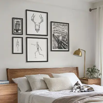 Surrealistisk kunst med mand i naturen billedsæt over sofaen