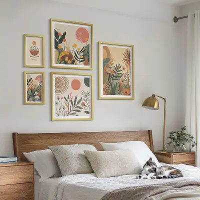 Billedsæt med abstrakte boho plantemotiver til ophængning over sofaen