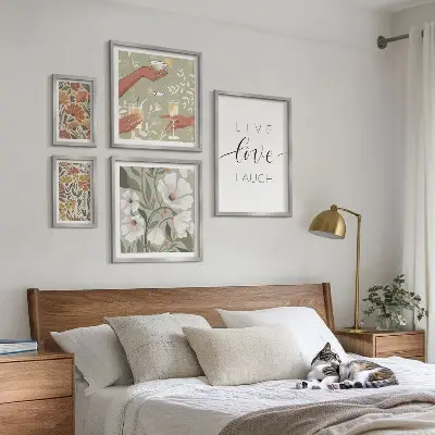 Billedkomposition til væg med stilfulde blomstergrafik-slogans