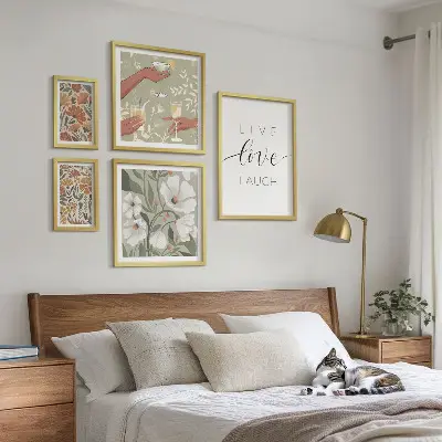 Billedkomposition til væg med stilfulde blomstergrafik-slogans