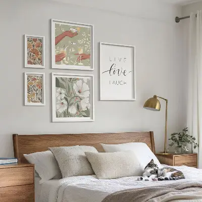 Billedkomposition til væg med stilfulde blomstergrafik-slogans