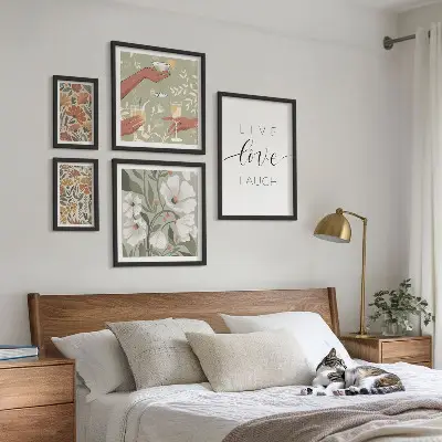 Billedkomposition til væg med stilfulde blomstergrafik-slogans