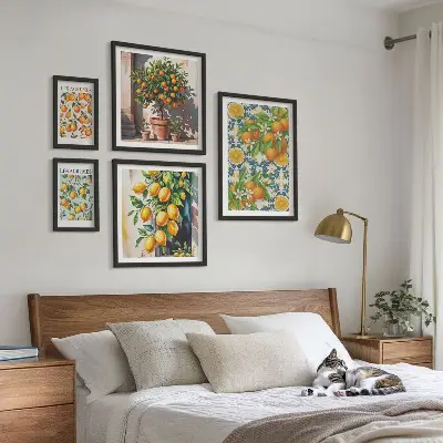 Billedsæt over sofa med vintage motiv af citrusfrugter og blomster