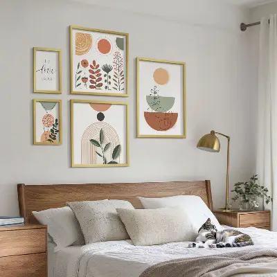 Billedsæt til væg over sofa stilfuld vægdekoration med plante- og geometrisk grafik